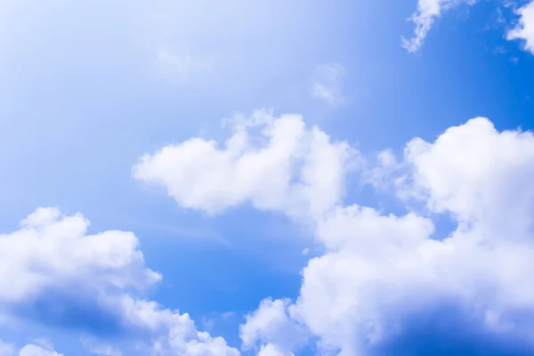 Blauer Himmel mit weißem Wolkenhintergrund — Stockfoto