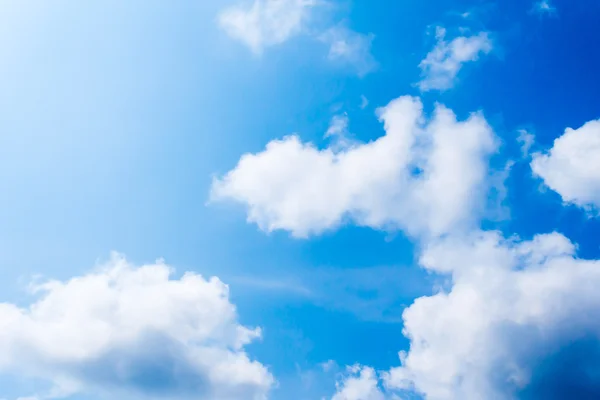 Blauer Himmel mit weißem Wolkenhintergrund — Stockfoto