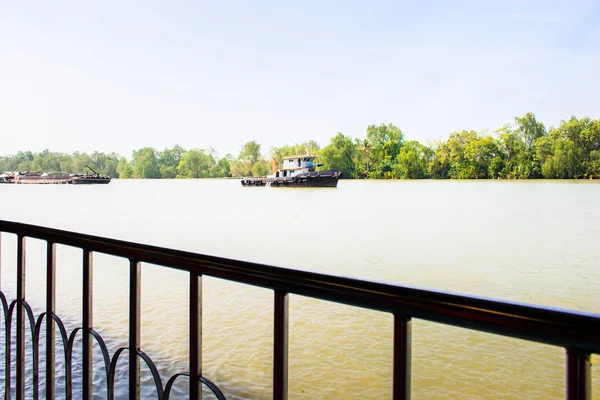 Asya Nehri üzerinde tekne taşıma — Stok fotoğraf