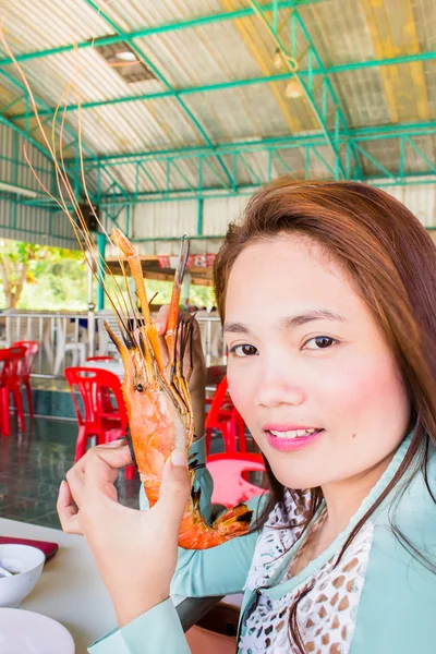 Teenage girl with grilled prawns, samui thailand — Stock Photo, Image