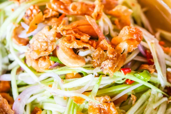 Scharfer und würziger Salat mit Cashewnüssen — Stockfoto