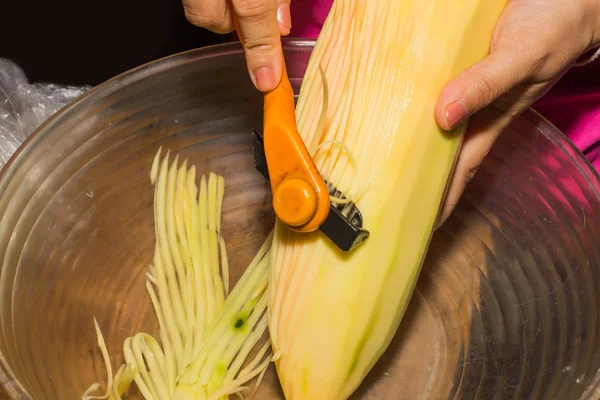 Очищена папайя для рецепту зеленого салату з папайї — стокове фото