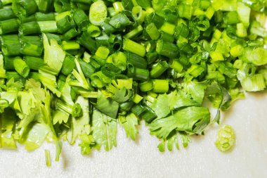 garnitür için dilimlenmiş soğan ve kişniş