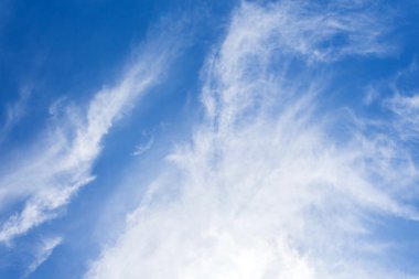 Beyaz bulutlu mavi gökyüzü