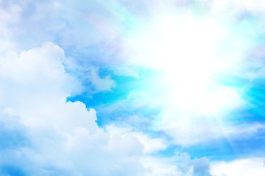 Beyaz bulutlu mavi gökyüzü