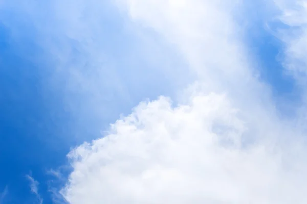 Ciel bleu avec fond nuageux blanc — Photo