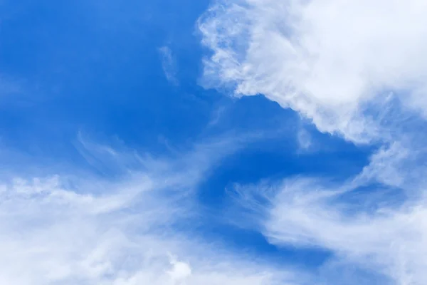 Ciel bleu avec fond nuageux blanc — Photo