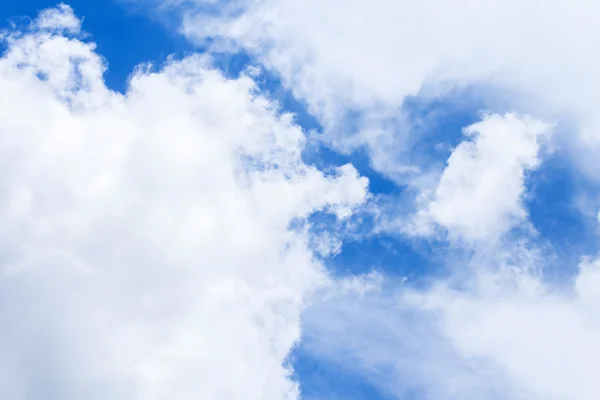 Ciel bleu avec fond nuageux blanc — Photo