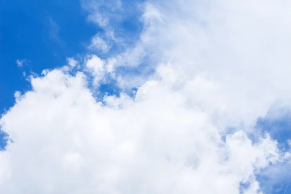 Ciel bleu avec fond nuageux blanc — Photo