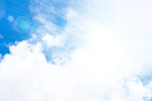 Ciel bleu avec fond nuageux blanc — Photo