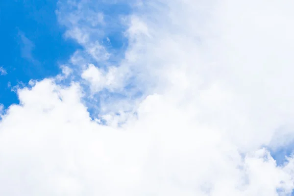 Blauer Himmel mit weißem Wolkenhintergrund — Stockfoto