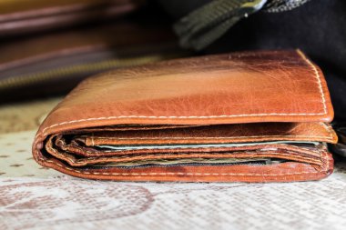 yakın çekim kahverengi deri cüzdan tablosundaki traveler