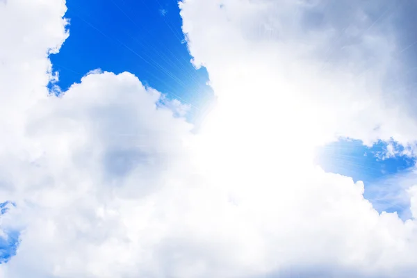 Blå himmel med vit moln bakgrund — Stockfoto