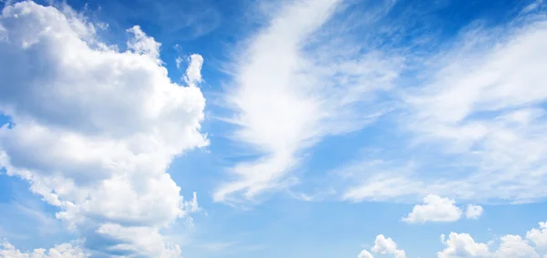 Ciel bleu avec fond nuageux blanc — Photo