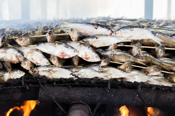 Pescado ahumado de la industria alimentaria del pueblo pesquero en Krabi Thailand —  Fotos de Stock