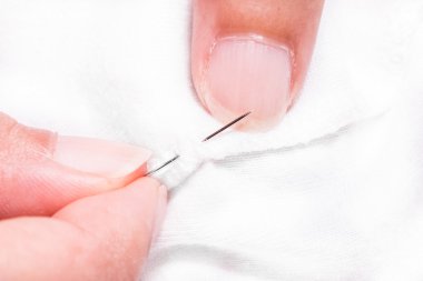 kadınların elleri dikiş sırasında beyaz bez