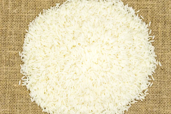 Thai rohen Reis auf Sack isoliert weißen Hintergrund — Stockfoto