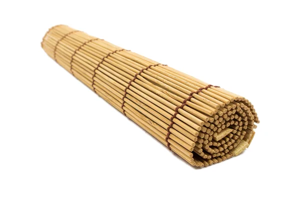 Sushi rolo rolo de bambu material tapete fabricante isolado branco ba — Fotografia de Stock