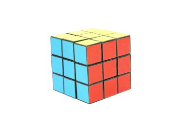 rubik küp renkli beyaz arka plan üzerinde izole