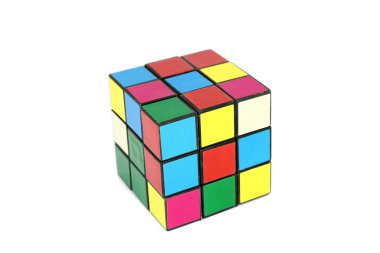 rubik küp renkli beyaz arka plan üzerinde izole