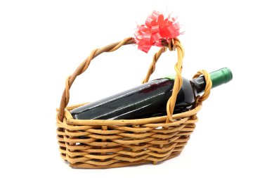 şarap şişesi hediye sepeti beyaz arka plan üzerinde izole