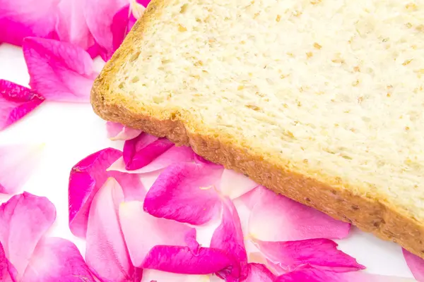 Gül beyaz arka plan üzerinde izole kepekli ekmek ile — Stok fotoğraf