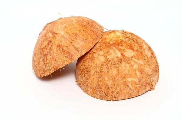 Hindistan cevizi kabuğu beyaz arkaplanda izole edildi