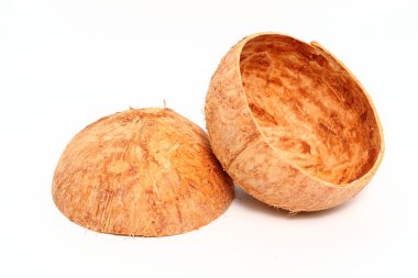 Hindistan cevizi kabuğu beyaz arkaplanda izole edildi