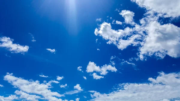 Blå Himmel Med Vit Moln Bakgrund — Stockfoto