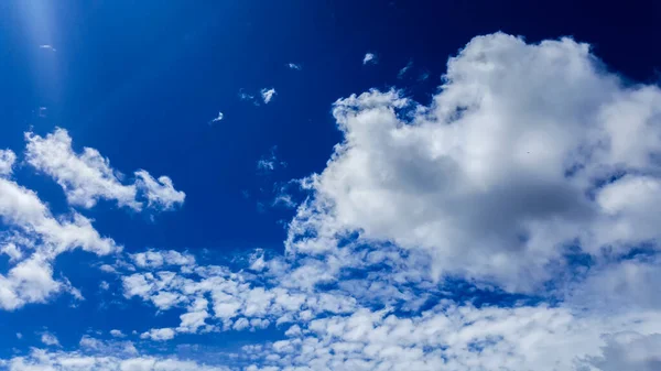 Blauer Himmel Mit Weißem Wolkenhintergrund — Stockfoto