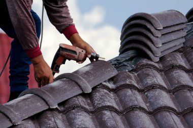 Yeni çatı döşeyen işçili çatı katı inşaatı