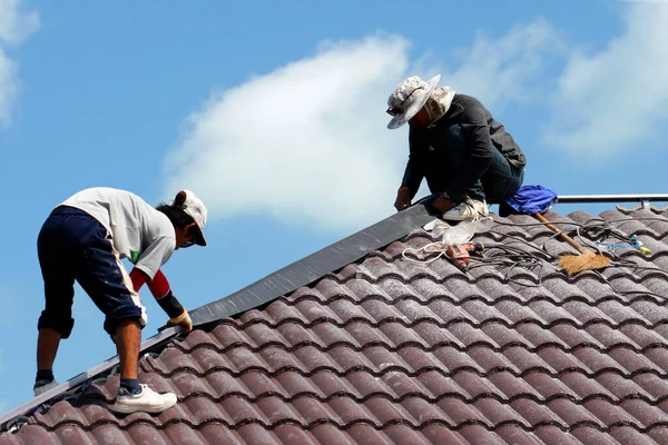 带有工人安装新屋顶的屋面房屋的建造 — 图库照片#