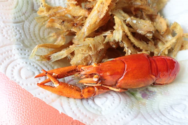 Cangrejos de río o cangrejos de río cocidos de cerca y pescado frito de lo —  Fotos de Stock