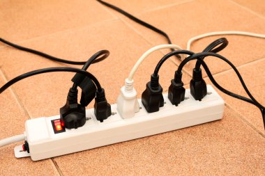 aşırı yüklenmiş güç prizine birden çok soketli elektrik prizinden Komiteleri