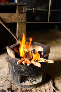 ateş sıcak alev üzerinde yemek pişirmek için soba kömürü