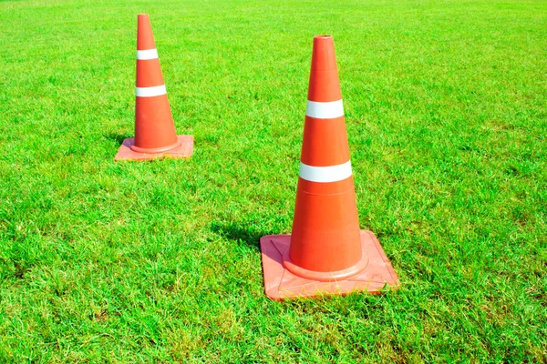 Plastic field cones on green grass seamless texture in soccer fi — Stock Photo, Image