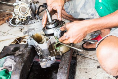 yakın çekim, adam motor motosiklet tamiri