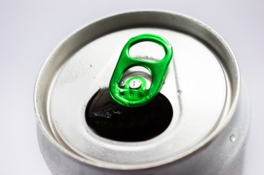 su damlası ile konserve bira üst