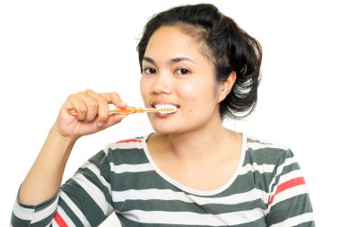 bir diş fırçası ve diş fırçalama tutan genç sevimli kız