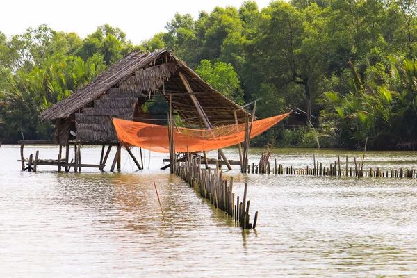 川釣り漁師の小屋し、狩りの食べ物 — ストック写真