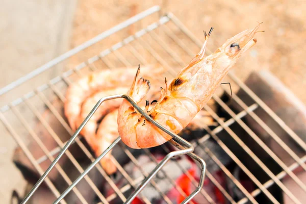 Langostinos frescos a la parrilla sobre mariscos en llamas —  Fotos de Stock