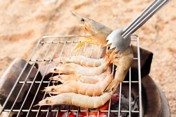 Langostinos frescos a la parrilla sobre mariscos en llamas —  Fotos de Stock