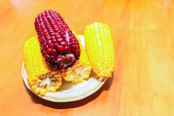 Primer plano delicioso maíz fresco de la granja en el plato —  Fotos de Stock