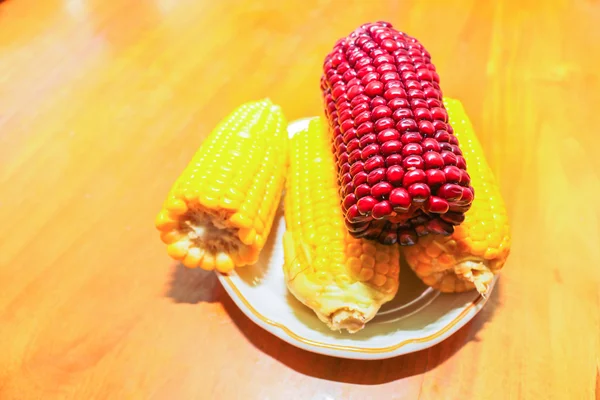 Primer plano delicioso maíz fresco de la granja en el plato —  Fotos de Stock