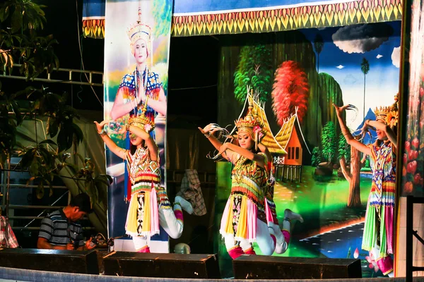 Thailand - 6. November: Frauengruppe zeigt Manora Dance, Folk-da — Stockfoto