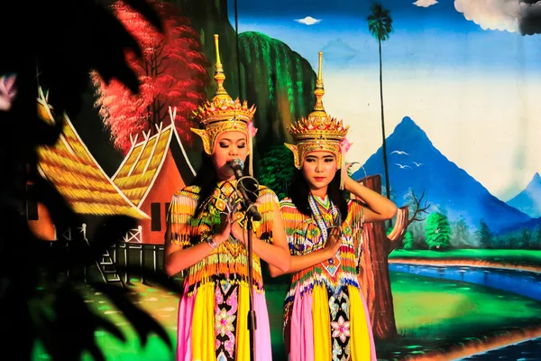 Thajsko - listopad 6: skupina žen ukazují manora tanec, lidová da — Stock fotografie
