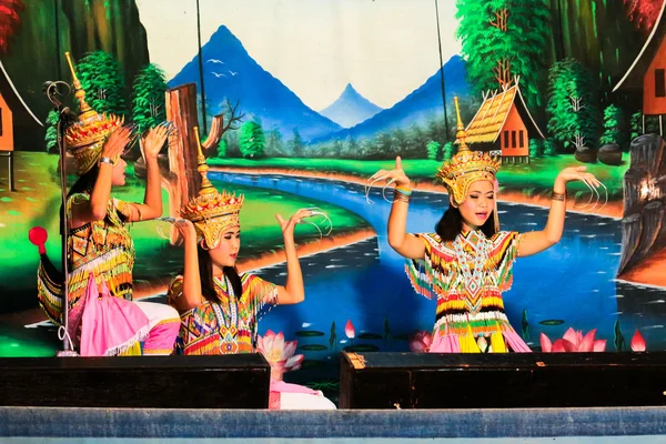 Thailand - 6. November: Frauengruppe zeigt Manora Dance, Folk-da — Stockfoto