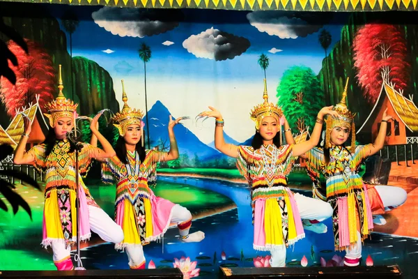Tailandia - 6 de noviembre: grupo de mujeres muestran danza manora, folk-da — Foto de Stock