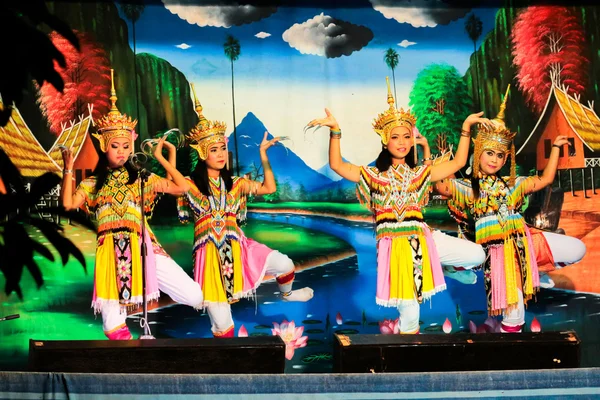 Thailand - 6. November: Frauengruppe zeigt Manora Dance, Folk-da — Stockfoto