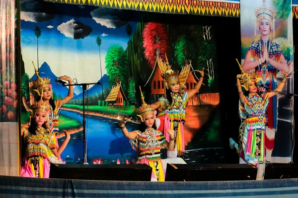 Thailand - 6. November: Frauengruppe zeigt Manora Dance, Folk-da — Stockfoto